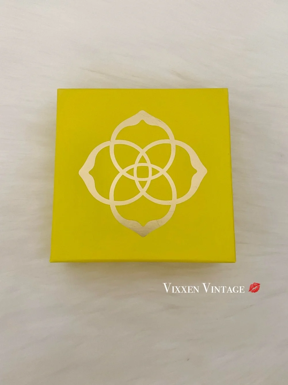 KENDRA SCOTT MEDIUM PULL TAB PAPER GIFT BOX IN YELLOW/GOLD